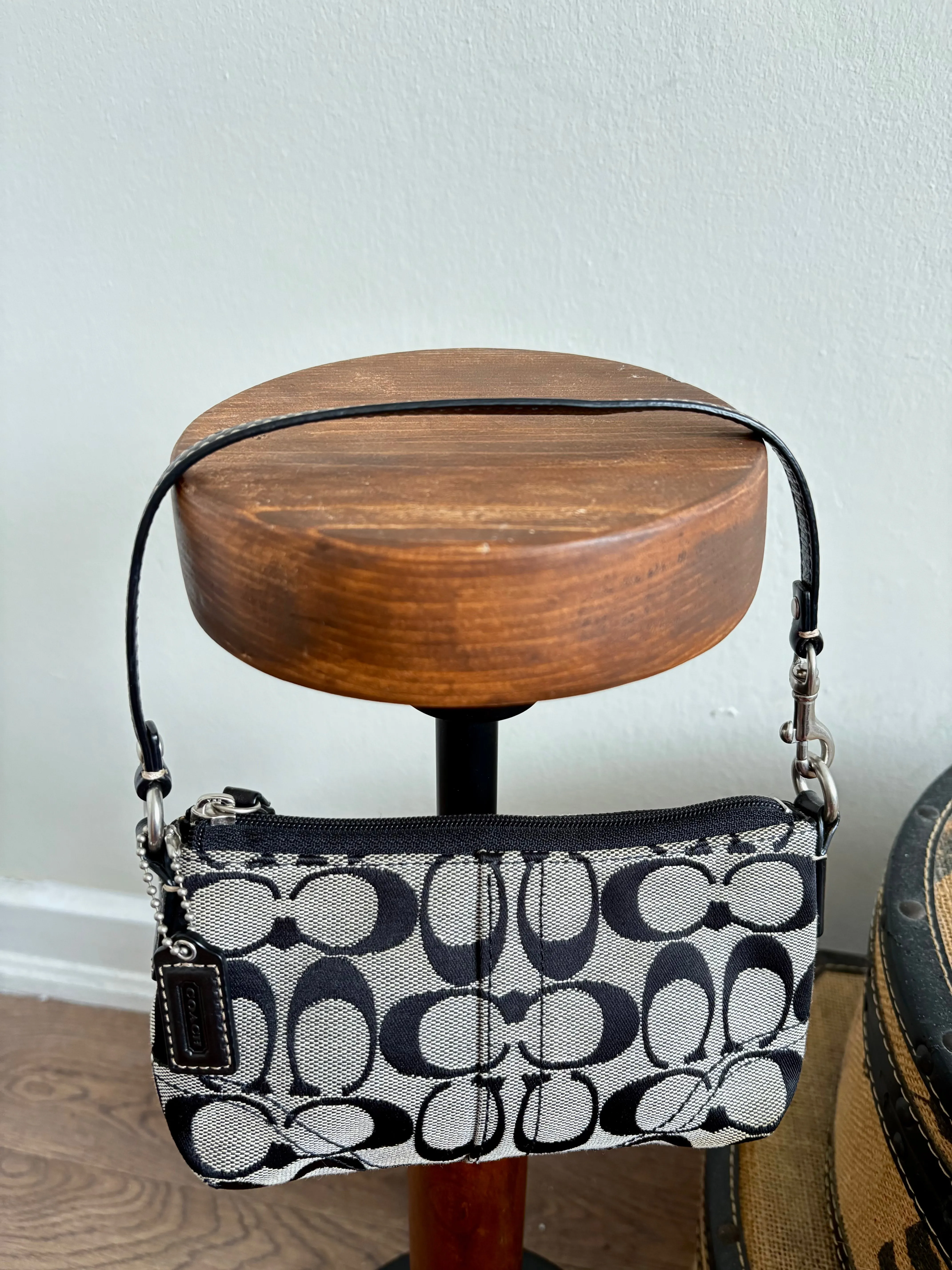 COACH SIGNATURE BLACK WRISTLET