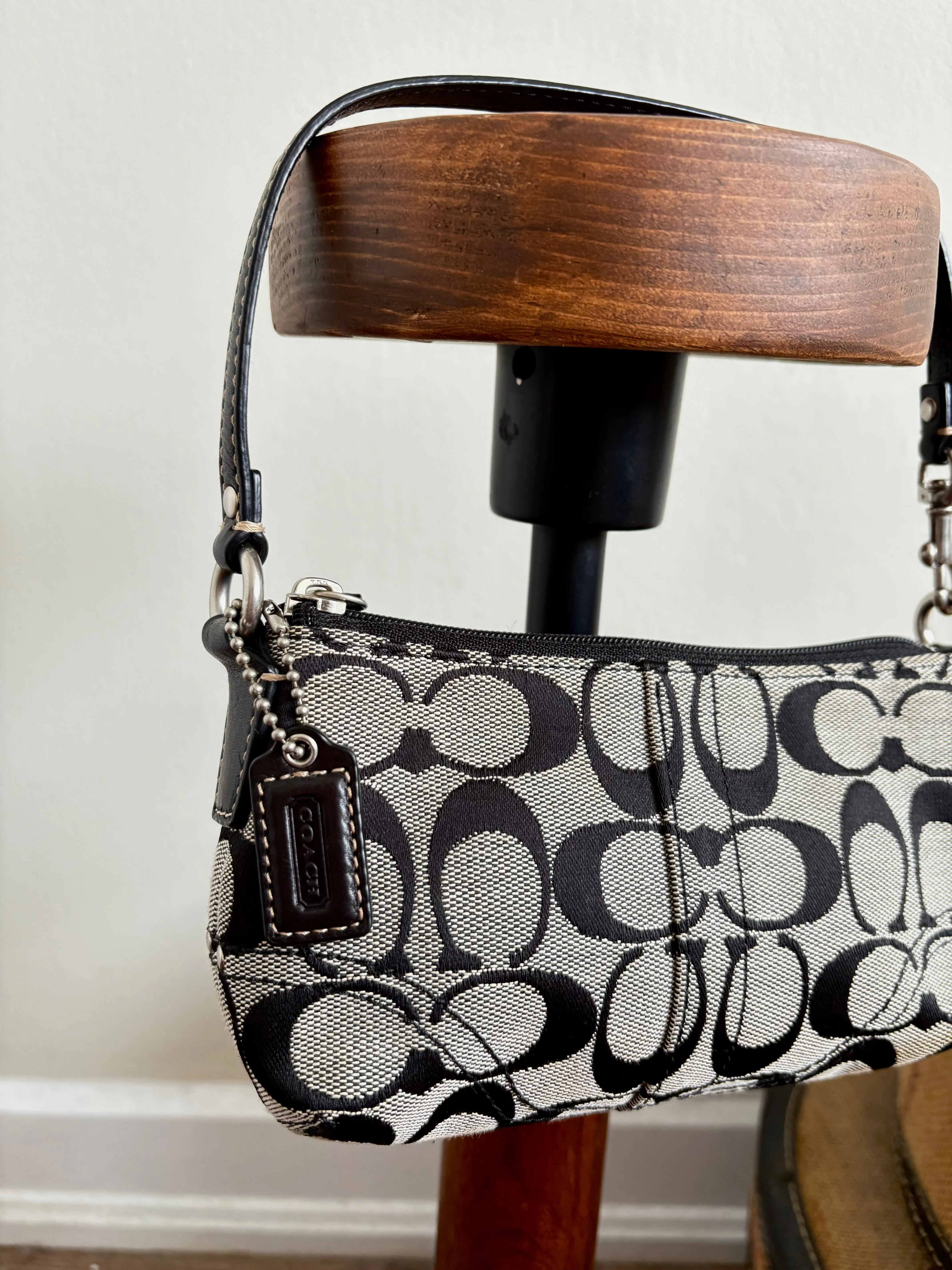 COACH SIGNATURE BLACK WRISTLET
