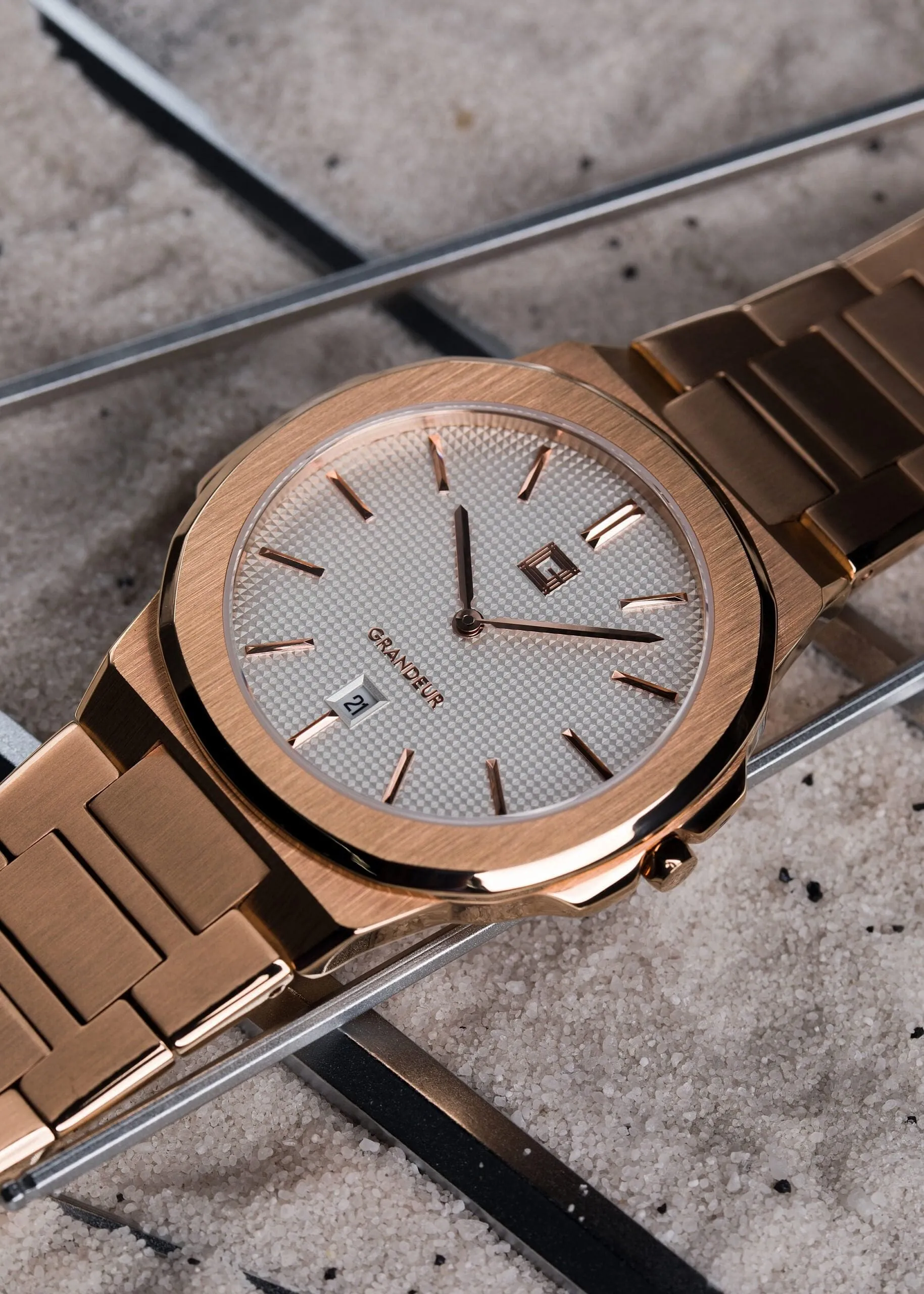 Grandeur Ultra Thin Stain Steel White/ Gold 40 MM Quartz Men